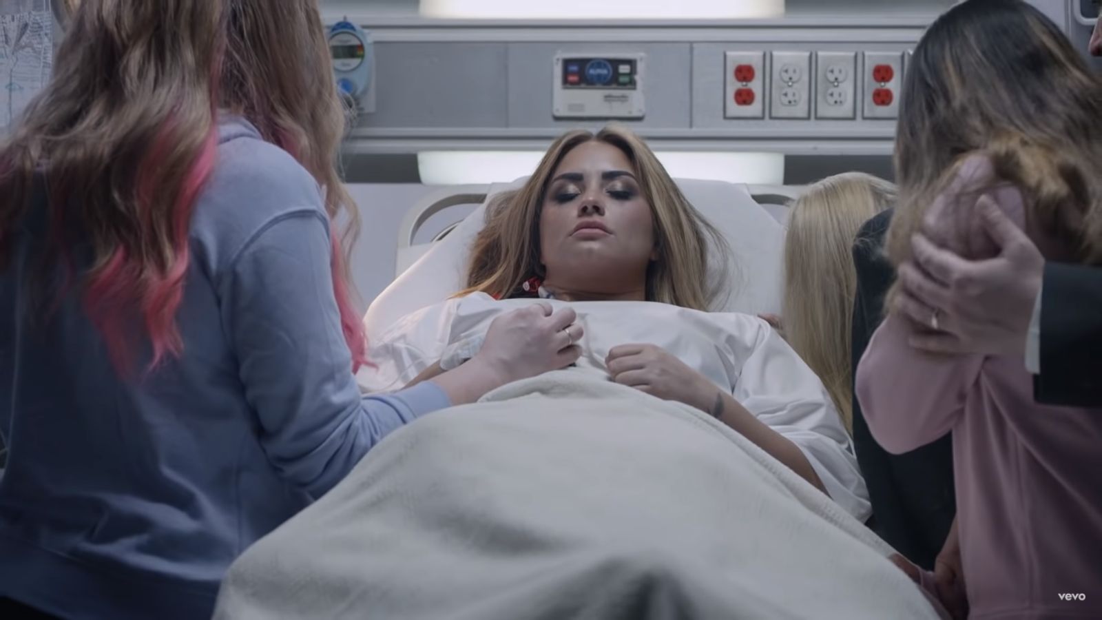 Demi Lovato w nowym klipie rekonstruuje noc, której PRAWIE UMARŁA z powodu przedawkowania narkotyków