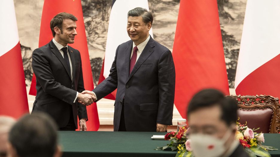 Macron i Xi pracują nad tajnym planem. Negocjacje ws. Ukrainy?
