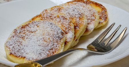 Biorę jajka, jogurt i banany. Ten przepis na placuszki śniadaniowe mam od kuzynki