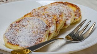 Biorę jajka, jogurt i banany. Ten przepis na placuszki śniadaniowe mam od kuzynki