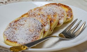 Biorę jajka, jogurt i banany. Ten przepis na placuszki śniadaniowe mam od kuzynki