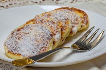 Biorę jajka, jogurt i banany. Ten przepis na placuszki śniadaniowe mam od kuzynki