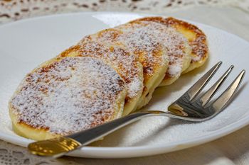 Biorę jajka, jogurt i banany. Ten przepis na placuszki śniadaniowe mam od kuzynki