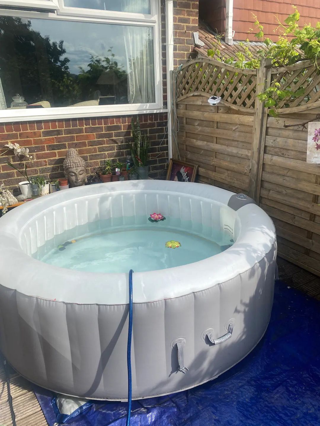 W ogródku jest nawet jacuzzi 