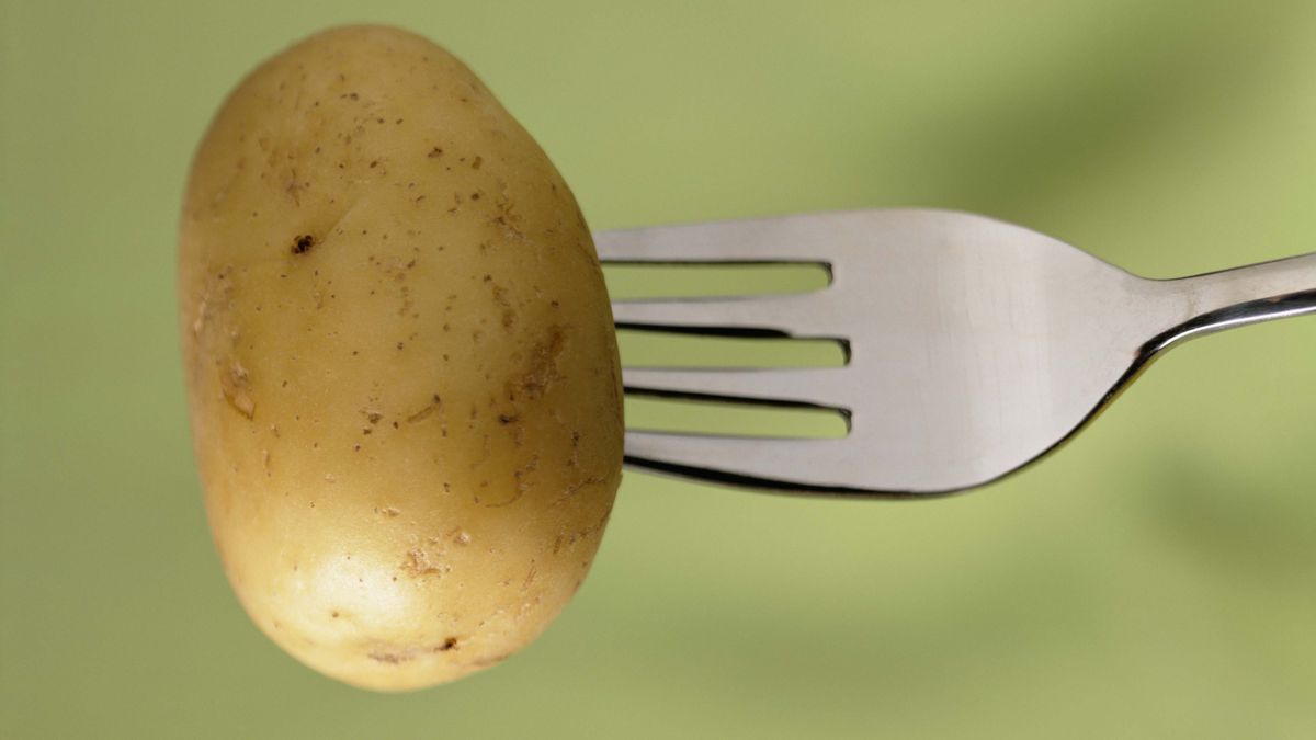 Prosty trik na oszybkie obieranie ziemniaków