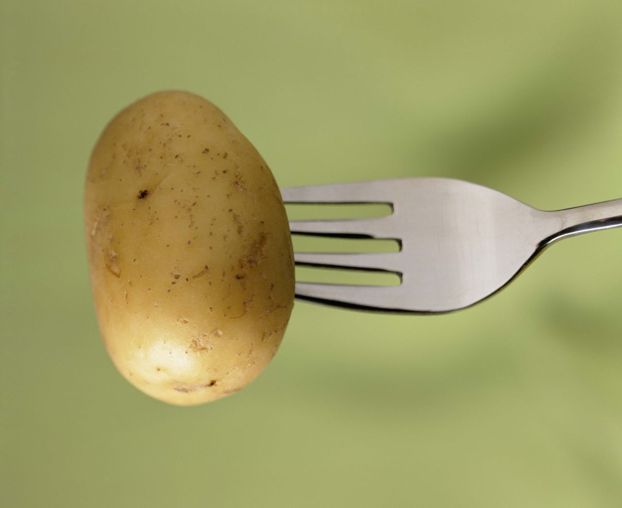 Peeling potatoes made easy: The surprising fork trick