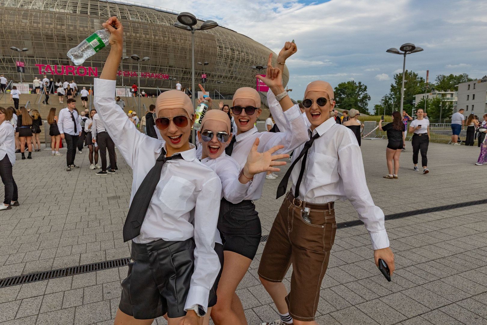 Fani przed drugim krakowskim koncertem Pitbulla. Tauron Arena, 24 czerwca 2025