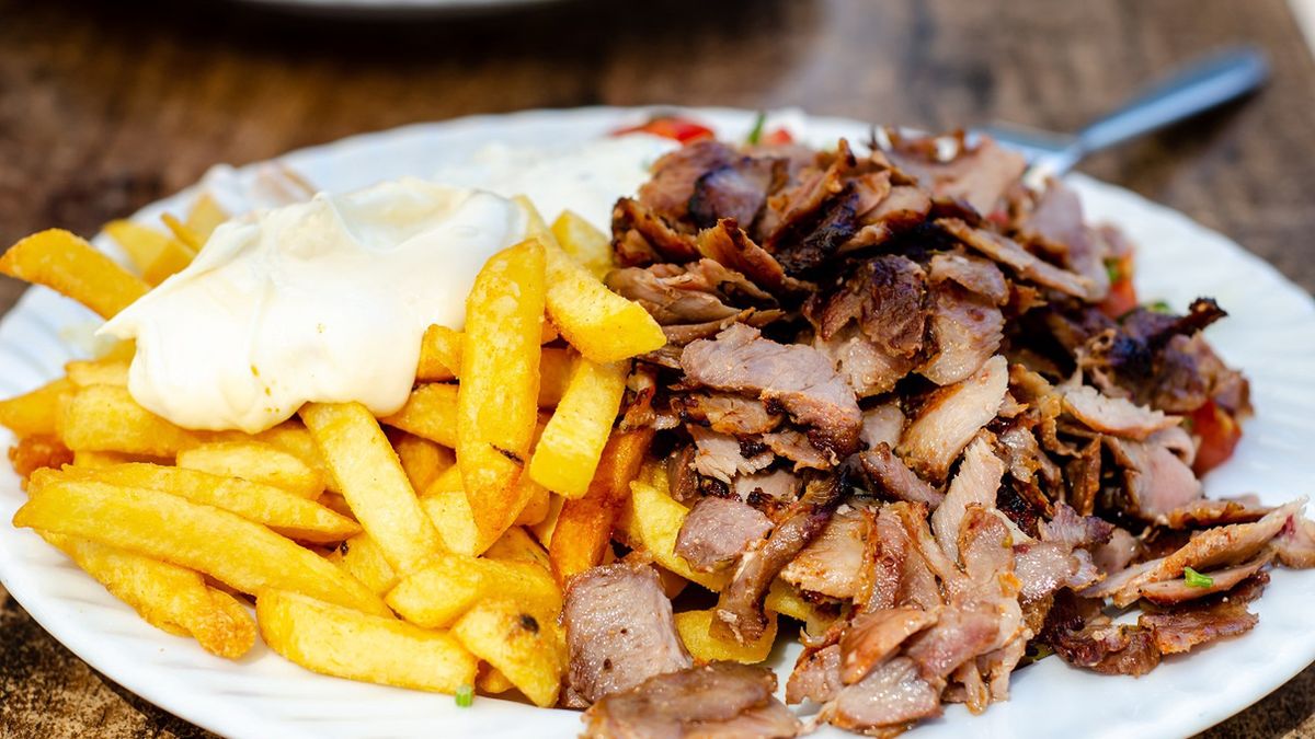 Polacy zajadają się na potęgę, bo są tanie i łatwo dostępne. Wyniki kontroli przyprawiają o zawrót głowy