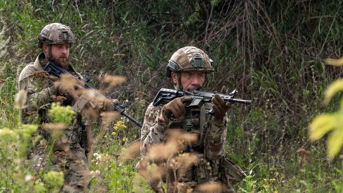 Charków, Ukraina, 22.08.2025. Trening żołnierzy piechoty batalionu operacyjnego 13. Brygady Gwardii Narodowej Ukrainy ?Karta? w okolicach Charkowa, 22 bm. Trening obejmował m.in. strzelanie w ruchu, pracę w parach i ćwiczenia utrwalania pozycji. Trwa inwazja Rosji na Ukrainę. (jm) PAP/Mykola Kalyeniak