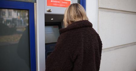 Unikaj wkładania karty do bankomatu. Oto powód