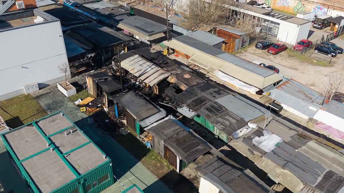 Zniszczenia po pożarze na Bazarze Różyckiego.