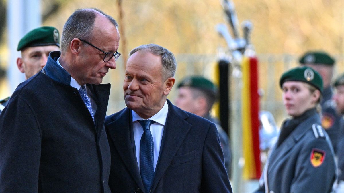 Donald Tusk, Friedrich Merz
Berlin, 01.12.2025. Premier Donald Tusk (2L) i kanclerz Niemiec Friedrich Merz (L) podczas powitania na dziedzińcu Urzędu Kanclerskiego w Berlinie, 1 bm. W stolicy Niemiec rozpoczęły się 17. polsko-niemieckie konsultacje międzyrządowe, w których biorą udział m.in. ministrowie odpowiedzialni za sprawy zagraniczne, obronę, sprawy wewnętrzne, infrastrukturę, finanse, energię i kulturę. Podczas spotkania mają być poruszone kwestie dotyczące współpracy dwustronnej, bezpieczeństwa, obrony, infrastruktury oraz zagadnienia związane z agendą UE. (aldg) PAP/Radek Pietruszka
Radek Pietruszka
konsultacje międzyrządowe, Polska-, Polska-Niemcy, polsko-niemieckie, urząd kanclerski, infrastruktura, współpraca