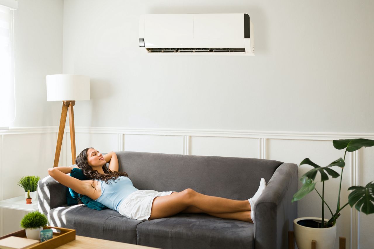 What are effective ways to cool an apartment besides air conditioning?