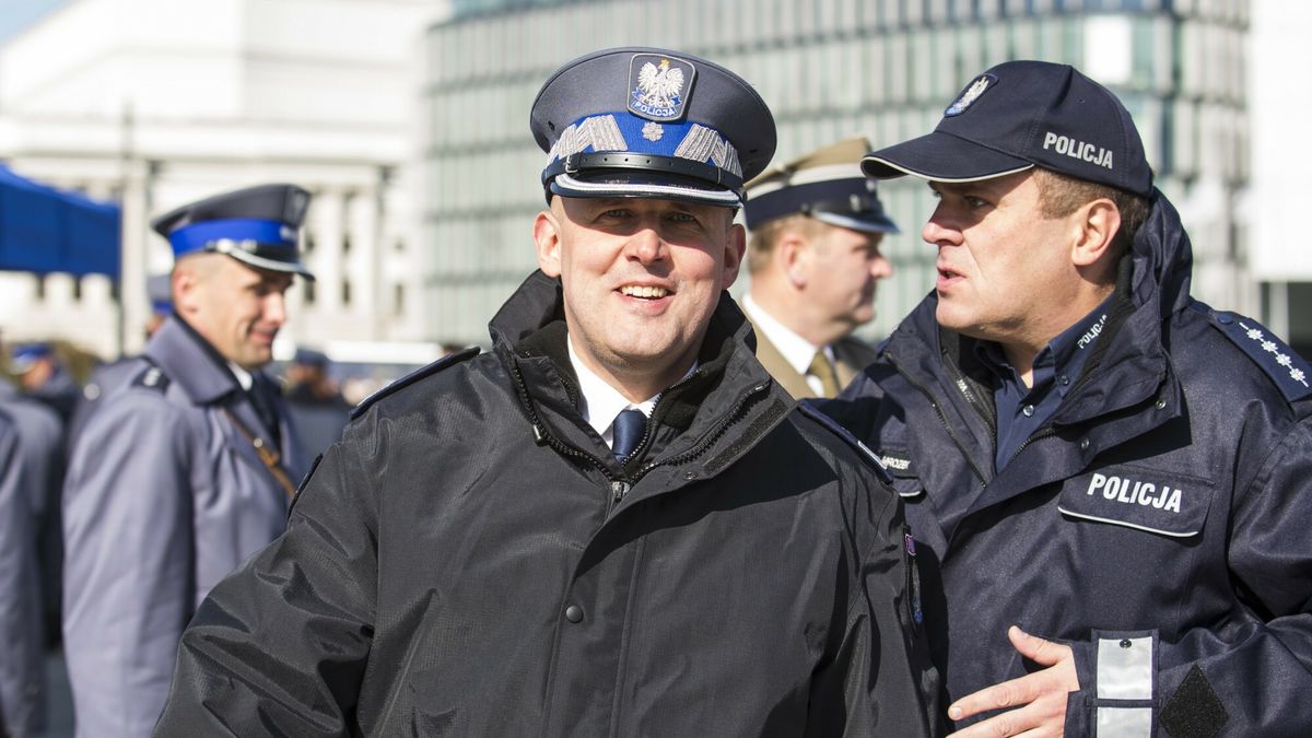 Radiowozy dla policji od m.st. Warszawy
08.10.2015 Warszawa Uroczystosc przekazania nowych radiowoz??w warszawskiej Policji i slubowanie nowych funkcjonariuszy PolicjiN/z Komendant Stoleczny Policji Michal Domaradzkifot. Andrzej Hulimka/REPORTER
Andrzej Hulimka/REPORTER