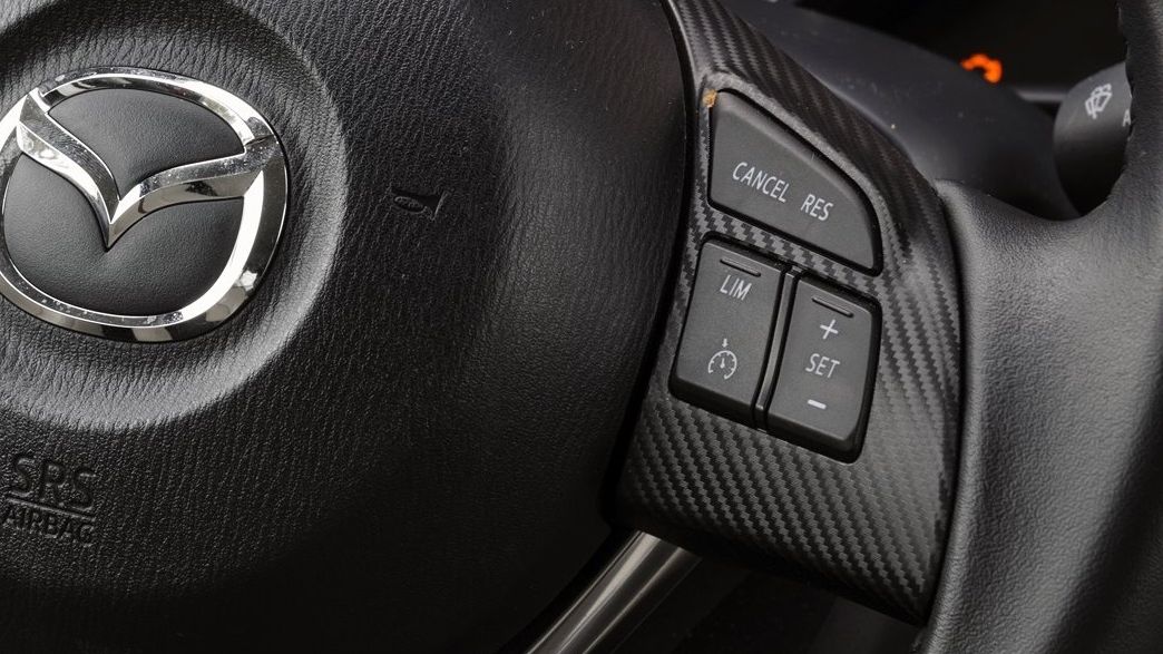 Przyciski sterujące tempomatem, Mazda 2