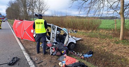Tragedia nad ranem. Wysypane bagaże, rozbite samochody
