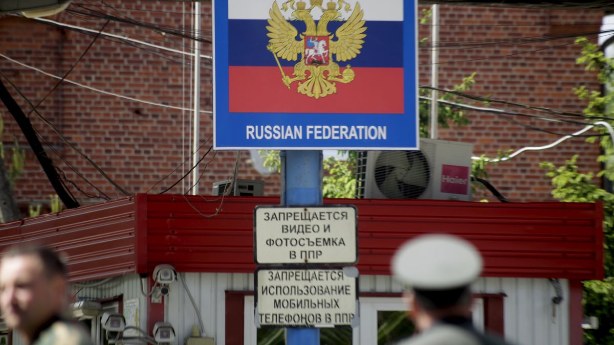 Lithuania begins construction of a wire fence on its' border with Russia
epa06012013 A view of Russia's Kaliningrad enclave border, as seen from the Sudargas border crossing in Ramoniskiai village, Lithuania, 05 June 2017. Lithuania is beginning construction of the wire fence on its' border with Russia's Kaliningrad as the region braces for Russian military drills along the border.  EPA/VALDA KALNINA 
Dostawca: PAP/EPA.
VALDA KALNINA
