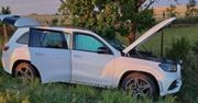 Mercedes zjechał z drogi i uderzył w ogrodzenie pod Grudziądzem