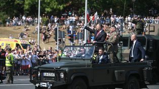 Warszawa: Potęga polskiej armii na ulicach. Trwa defilada wojska
