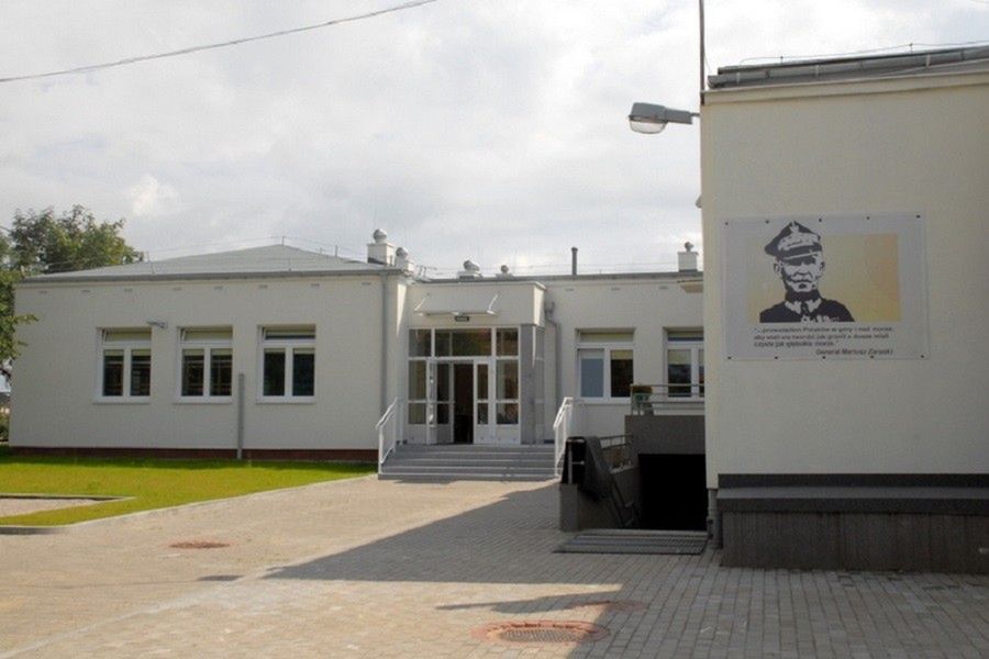 Dyrektorka szkoły na Białołęce krzyczała do uczniów: "ty tłusta krowo"