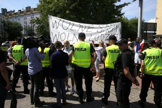 Protesty przed siedzibą PiS w Warszawie. Policja wyniosła kobietę poruszającą się o kulach