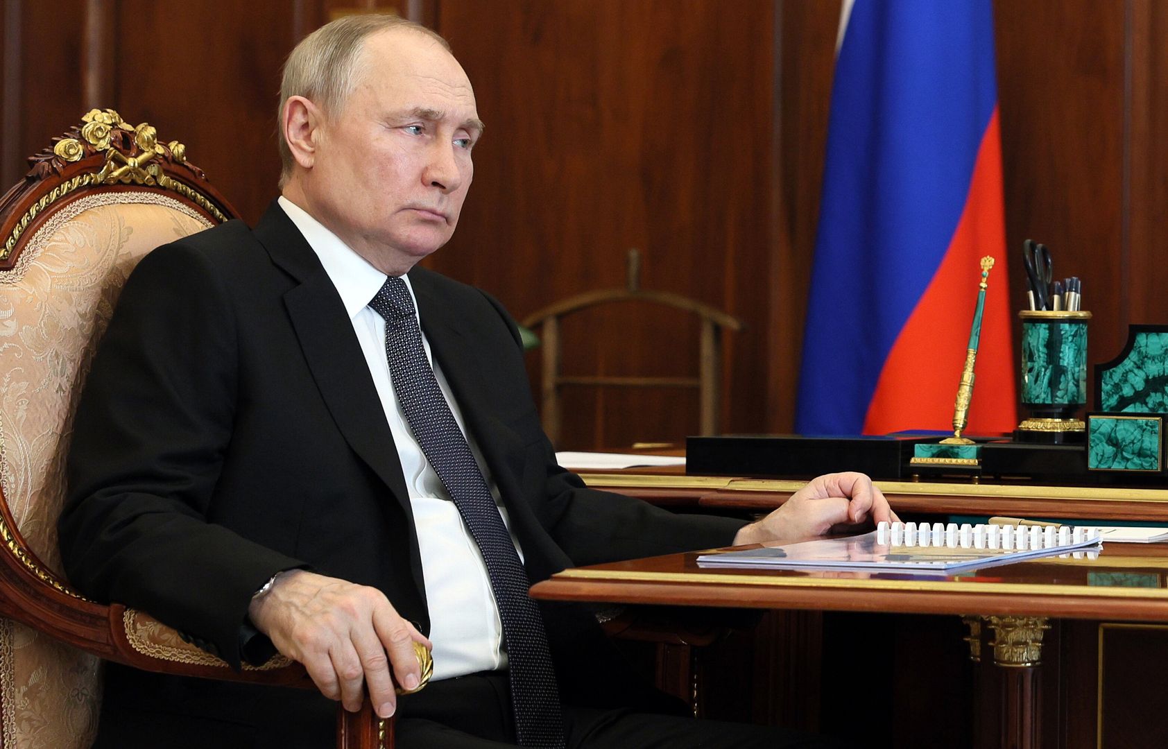 Russian President Vladimir Putin (L) with United Russia Party General Council Secretary Andrei Turchak during their meeting at the Kremlin in Moscow, Russia, 24 April 2023. EPA/MIKHAEL KLIMENTYEV / SPUTNIK / KREMLIN POOL MANDATORY CREDIT Dostawca: PAP/EPA.