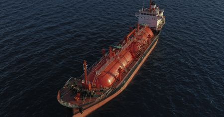 Katar po cichu wysyła LNG przez Ormuz. Tankowce płyną do Chin i Pakistanu