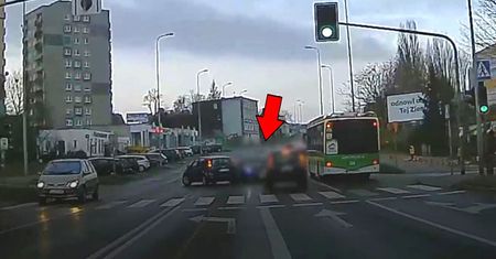 Zderzenie dwóch aut w Zielonej Górze. Policja opublikowała nagranie