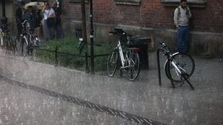 Kraków: Zalane i nieprzejezdne drogi po silnych opadach