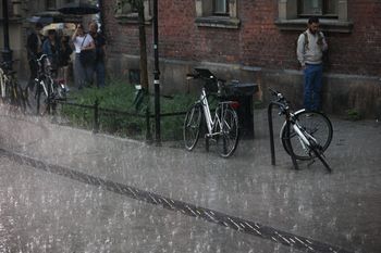 Kraków: Zalane i nieprzejezdne drogi po silnych opadach