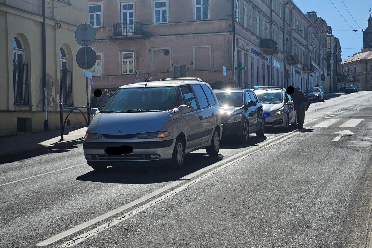 Zderzenie kii i renaulta przed przejściem dla pieszych na ul. Lubartowskiej w Lublinie