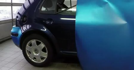 Folia sama okleja Volkswagena Golfa IV [wideo]