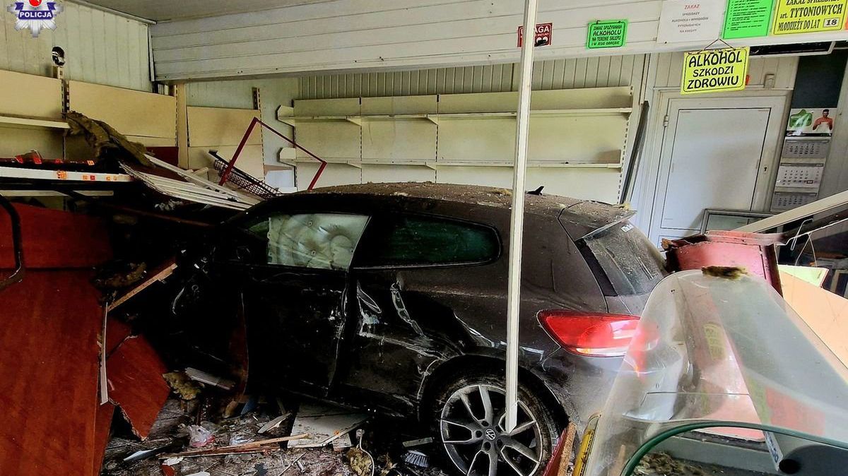 Samochó wjechał do sklepu