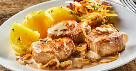 Schab duszony w sosie cebulowym – delikatne i soczyste