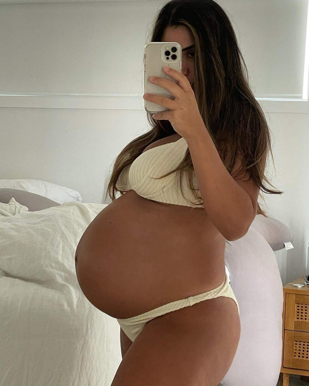 Thess pokazała zdjęcie sylwetki kilka dni przed porodem