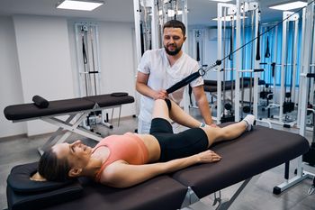 Prywatna wizyta u fizjoterapeuty to spory koszt. Na NFZ możemy czekać miesiącami
