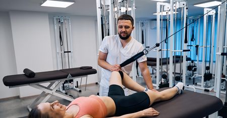 Prywatna wizyta u fizjoterapeuty to spory koszt. Na NFZ możemy czekać miesiącami