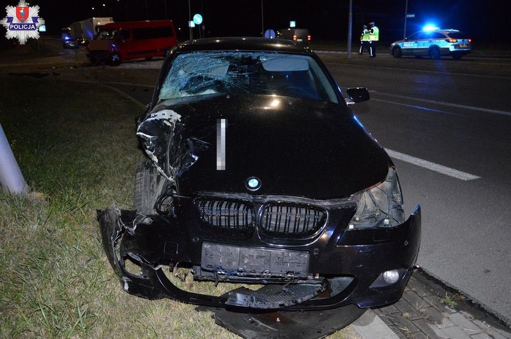 Zamość: Zderzenie BMW z busem. Jedna osoba trafiła do szpitala (zdjęcia)