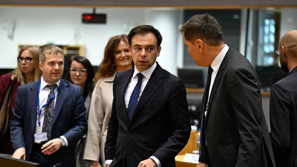 Bruksela, Belgia, 29.09.2025. Minister finansów Andrzej Domański (2P) na posiedzeniu Rady ds. Konkurencyjności (Rynek Wewnętrzny, Przemysł i Badania) w siedzibie Rady UE w Brukseli, 29 bm. Ministrowie omawiają politykę dotyczącą konkurencyjności przemysłu, jednolitego rynku, badań i innowacji. (aldg) PAP/Wiktor Dąbkowski