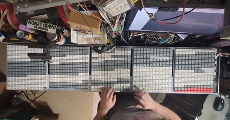 Wpadł na szalony pomysł. Zbudował klawiaturę z 1000 przycisków