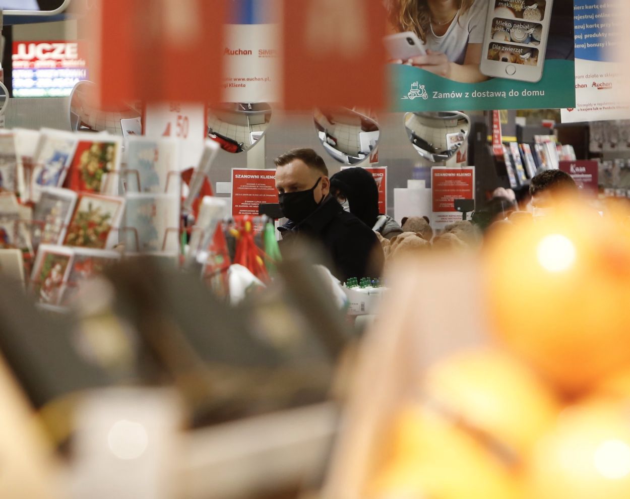 Andrzej Duda robi zakupy w asyście ochroniarzy