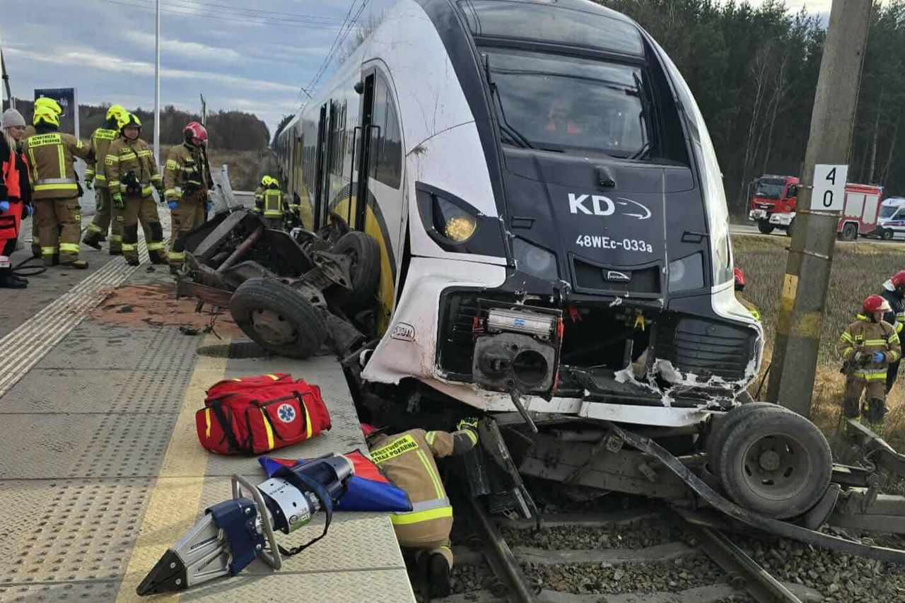 Szokujący wypadek na torach. Z busa nic nie zostało