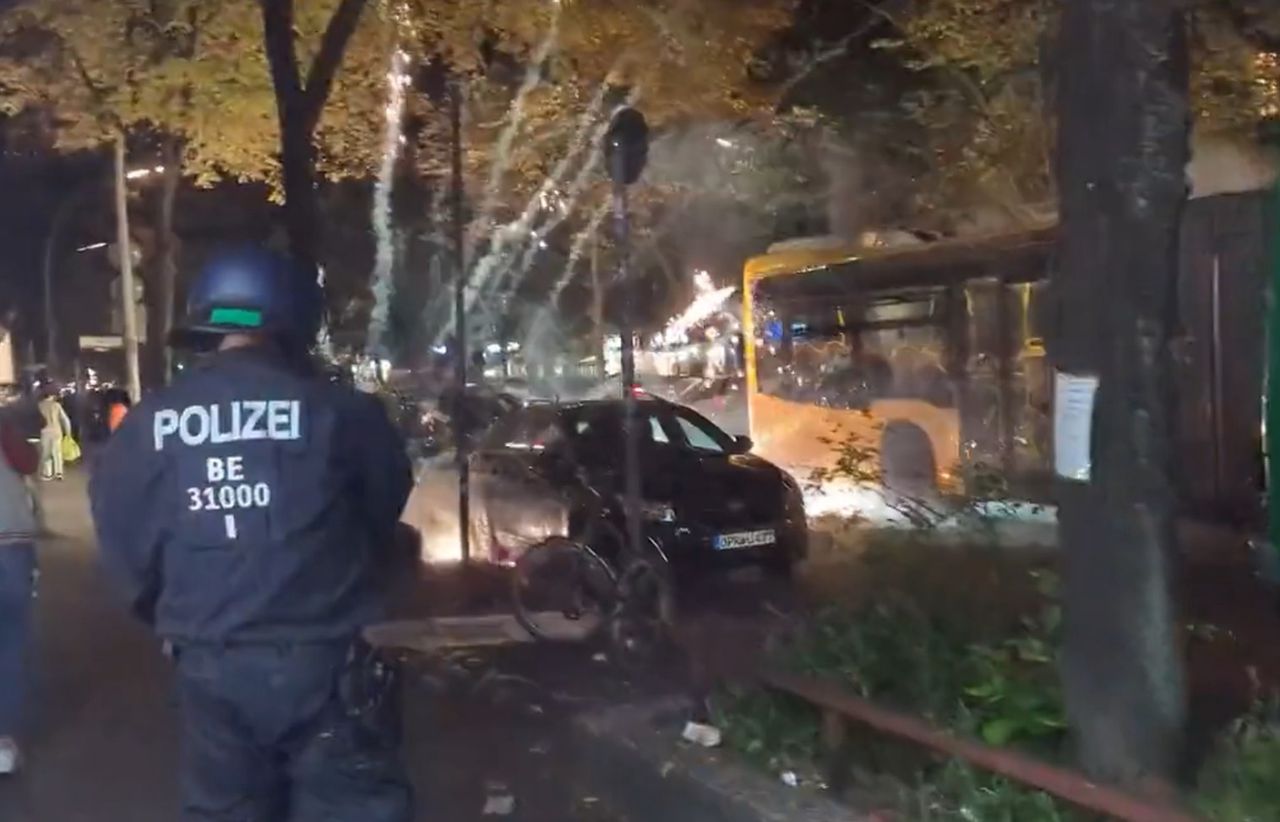 Fire in the streets of Berlin. Hamas supporters transported to the hospital after the explosion