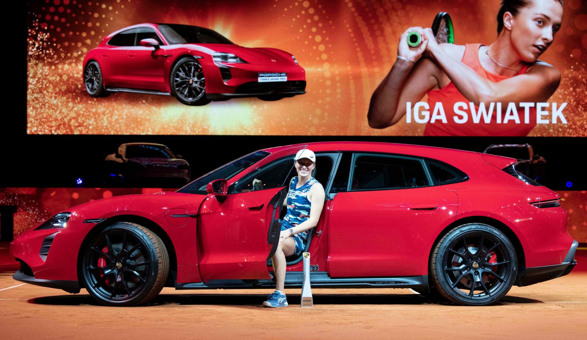 Iga Świątek za zwycięstwo w turnieju WTA w Stuttgarcie otrzyma m.in. elektryczne Porsche Taycan GTS Sport Turismo