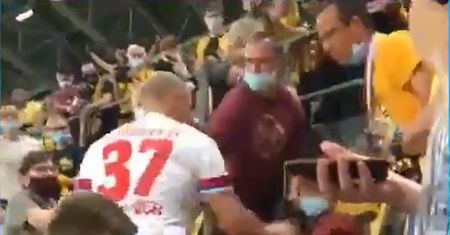Skandal w Niemczech. Piłkarz wbiegł na trybuny i zaczął bić kibica