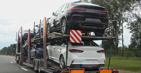Handlarze znaleźli nowe źródło zarobku. Te auta sprowadzają