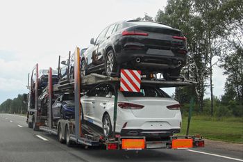 Handlarze znaleźli nowe źródło zarobku. Te auta sprowadzają