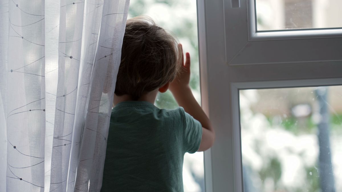 Dziecko przy oknie (zdj. ilustracyjne)