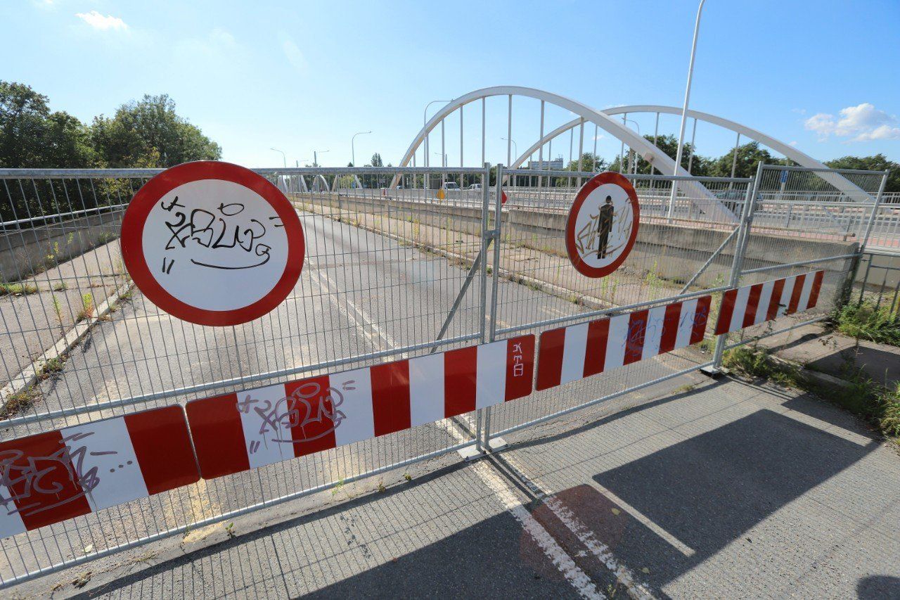 Wrocław: Pat w sprawie mostów. Przeprawa stoi, urzędnicy się kłócą