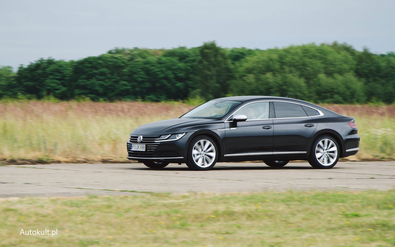 Hatchback, a nie żadne czterodrzwiowe coupe. Jest praktyczniejszy, ale sporo droższy.